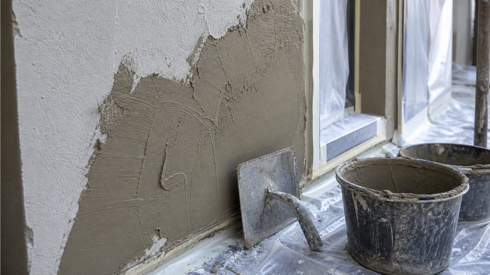 Colle à carrelage comme enduit extérieur : bonne idée ou bricolage risqué
