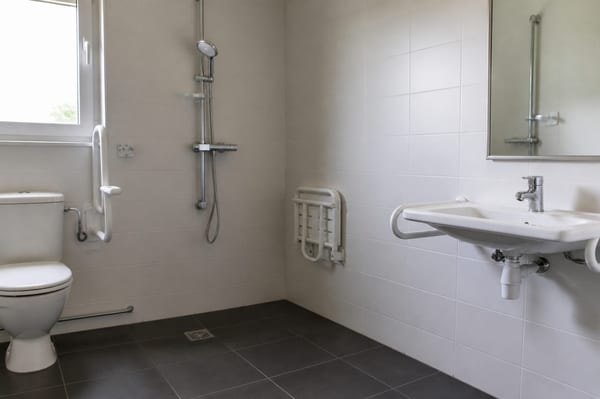Norme salle de bain PMR : dimensions et équipements à prévoir