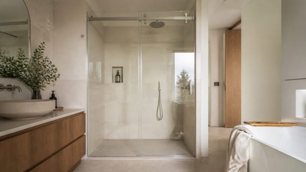 Porte coulissante de douche : dimensions, pose et budget sans se tromper