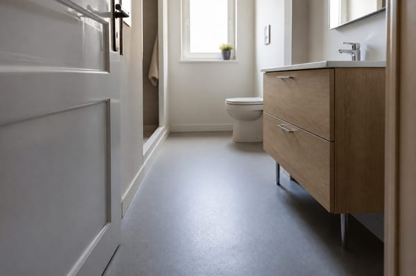 Résine salle de bain : usages, supports, pose et limites à connaître