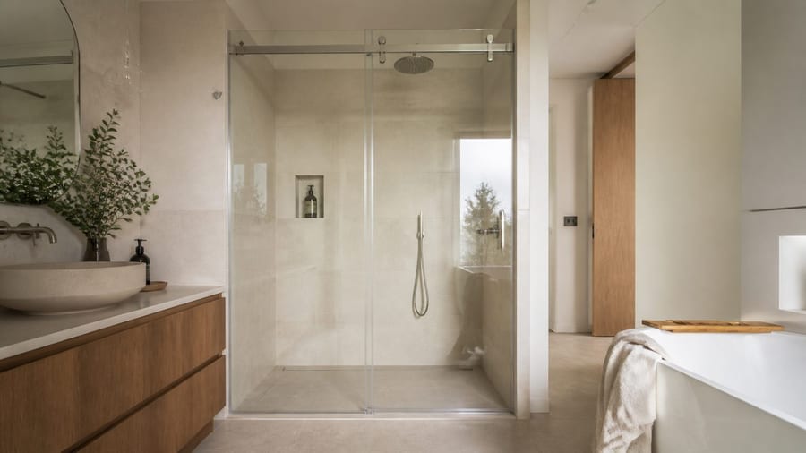 Porte coulissante de douche : dimensions, pose et budget sans se tromper